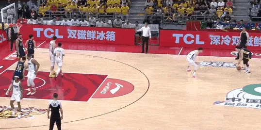 必赢体育app下载-胡明轩连中三分已砍下20分，但最后一攻被抢断完成暴扣